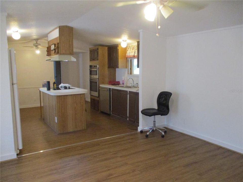 For Sale: $250,000 (2 beds, 2 baths, 924 Square Feet)
