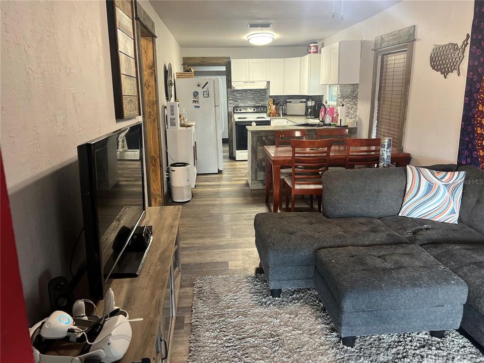 For Sale: $205,000 (2 beds, 1 baths, 798 Square Feet)