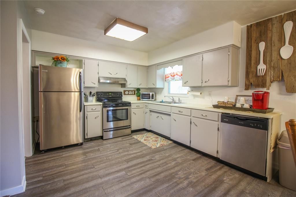 For Rent: $1,800 (3 beds, 1 baths, 1461 Square Feet)