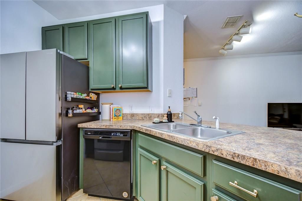 Active With Contract: $197,500 (1 beds, 1 baths, 769 Square Feet)