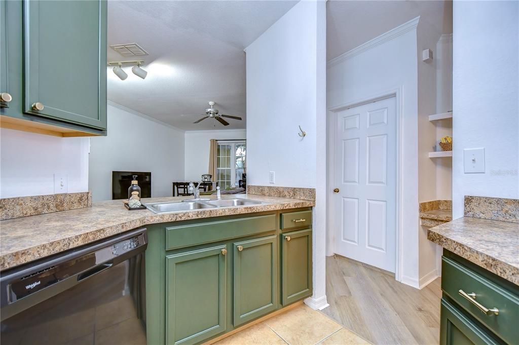 Active With Contract: $197,500 (1 beds, 1 baths, 769 Square Feet)