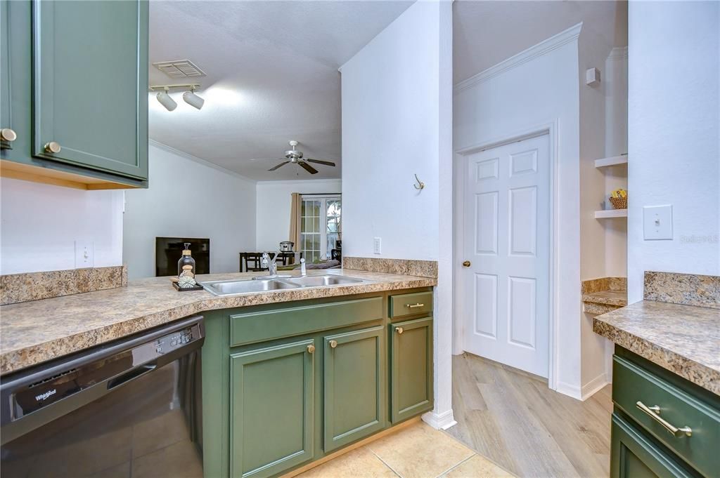 For Sale: $197,500 (1 beds, 1 baths, 769 Square Feet)