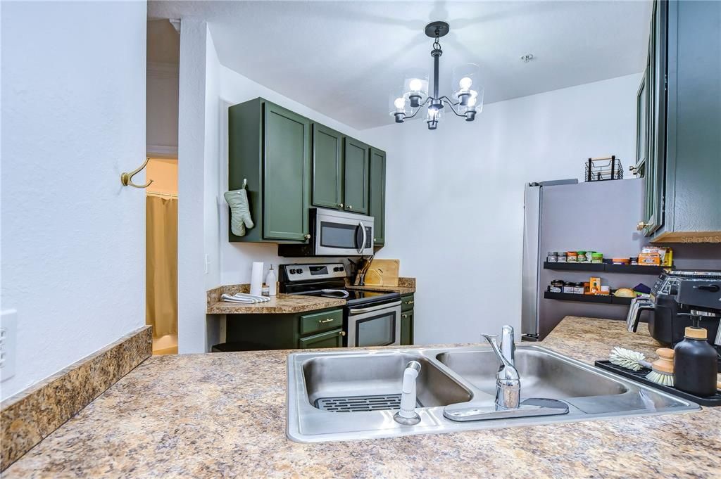 Active With Contract: $197,500 (1 beds, 1 baths, 769 Square Feet)