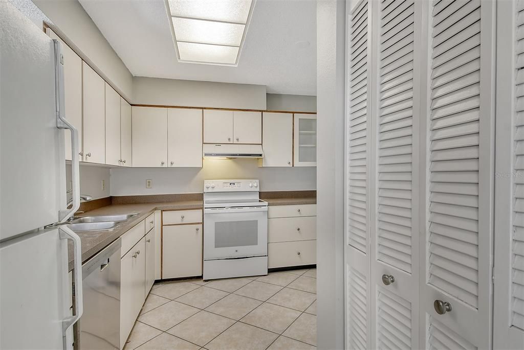 Active With Contract: $216,900 (2 beds, 2 baths, 982 Square Feet)