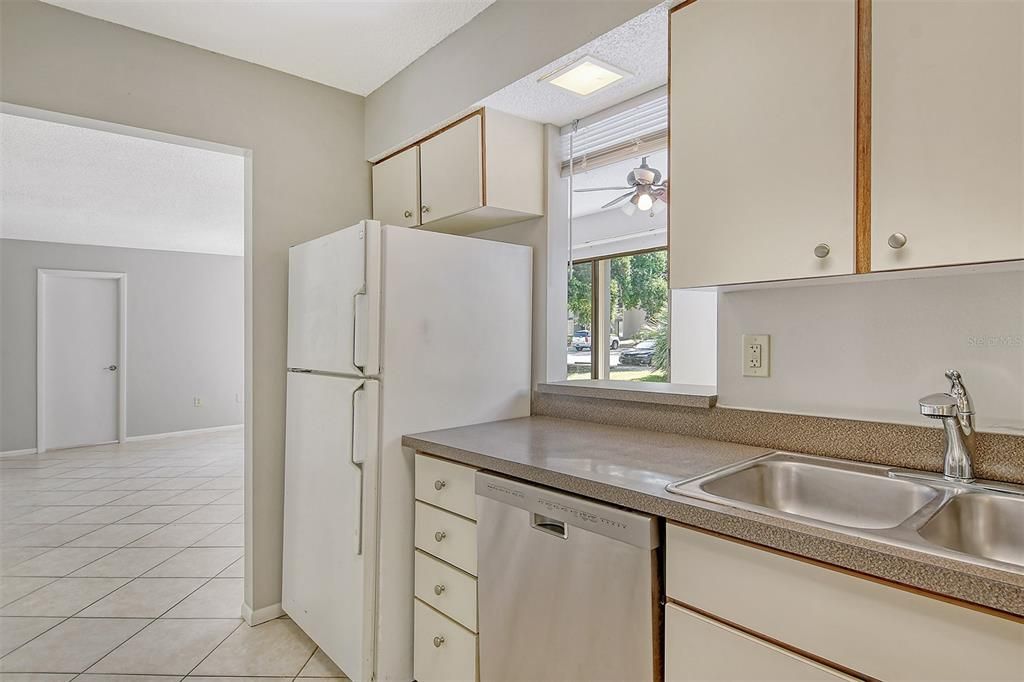 Active With Contract: $216,900 (2 beds, 2 baths, 982 Square Feet)