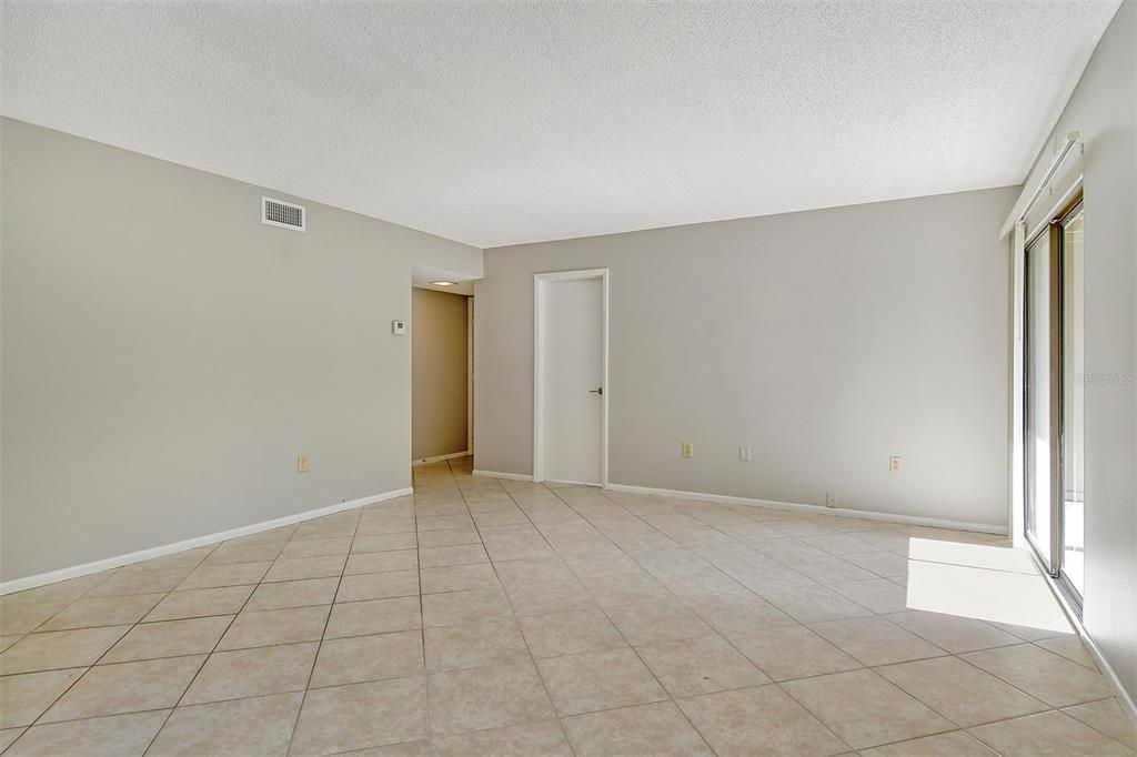 Active With Contract: $216,900 (2 beds, 2 baths, 982 Square Feet)