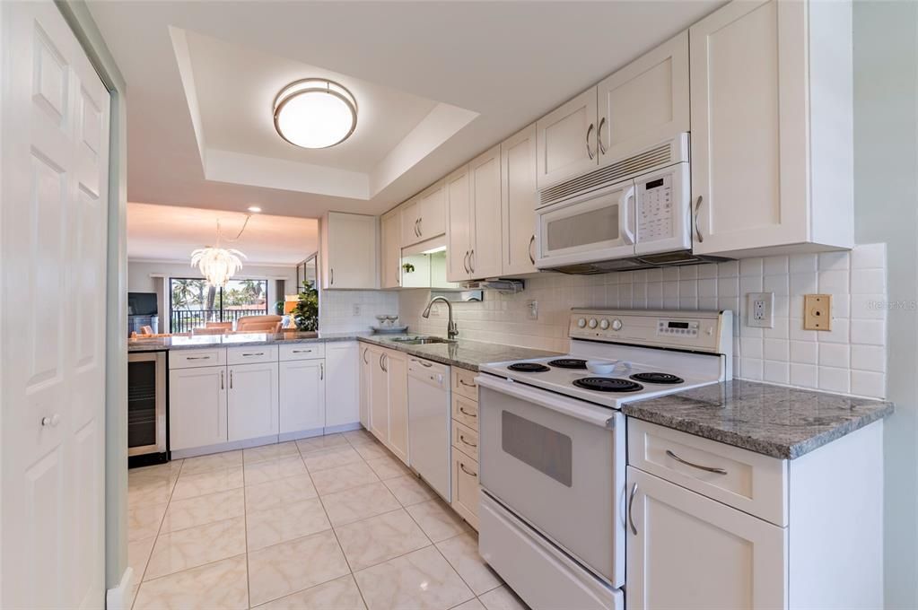 For Sale: $745,000 (2 beds, 2 baths, 1320 Square Feet)