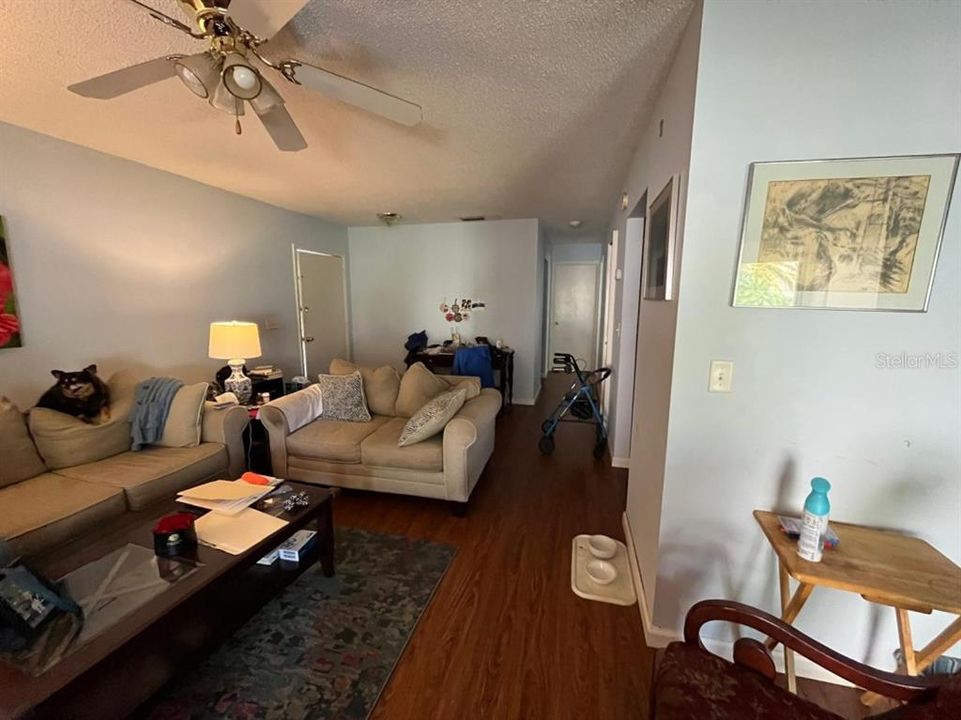 Active With Contract: $159,900 (2 beds, 2 baths, 1025 Square Feet)