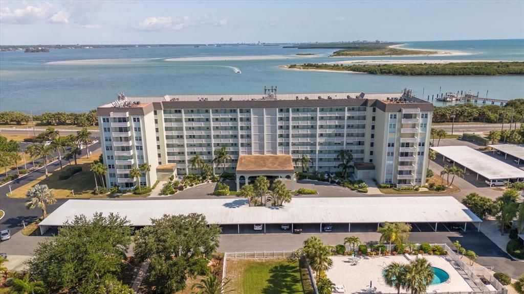 Welcome to your slice of paradise located directly on Dunedin Causeway!