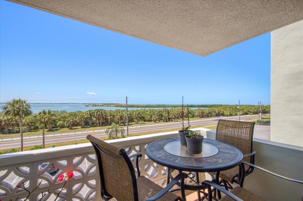 Gorgeous 4th floor views of Honeymoon Island and the Gulf. Perfect for enjoying your morning coffee each day, or happy hour beverage!