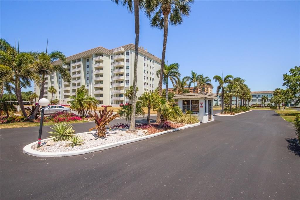 Welcome to Forbes- directly on Dunedin Causeway, steps from the water and Honeymoon Island State Park!