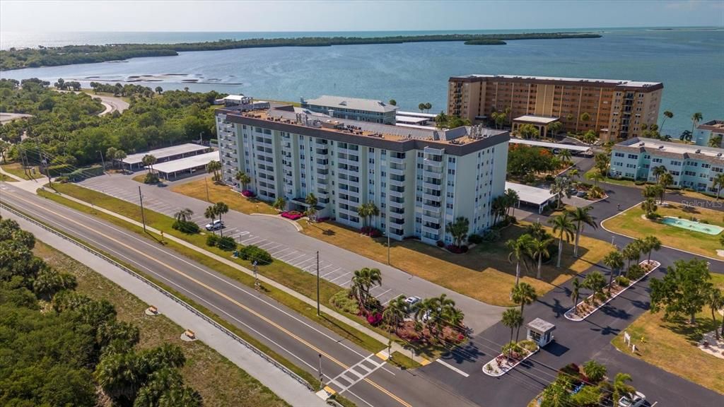 Steps from the causeway and Honeymoon Island- perfect for beach days, walks on the causeway, and just a short drive to downtown Dunedin.