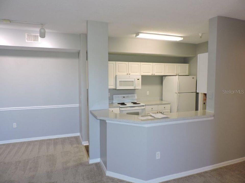 Active With Contract: $1,595 (2 beds, 2 baths, 1073 Square Feet)