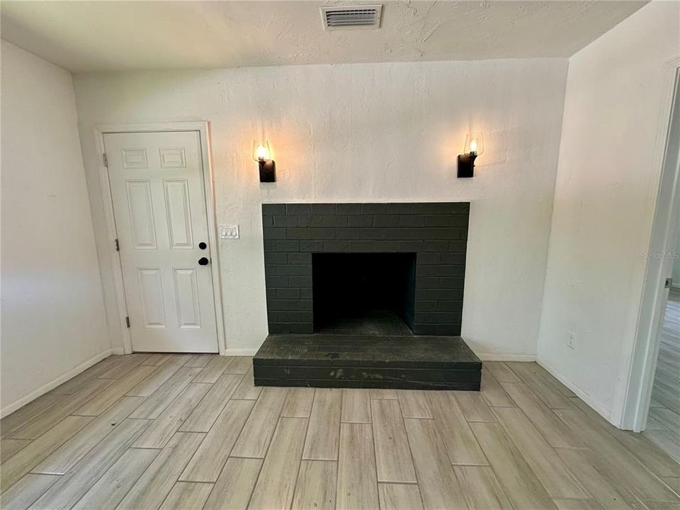 For Rent: $2,350 (3 beds, 2 baths, 1900 Square Feet)