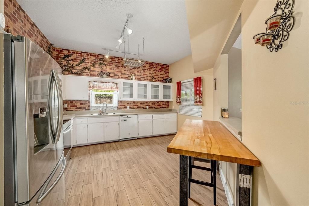 For Sale: $325,000 (3 beds, 2 baths, 1542 Square Feet)