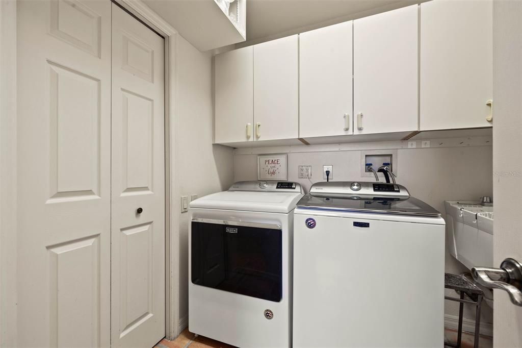 Large laundry room with utility sink & custom cabinet