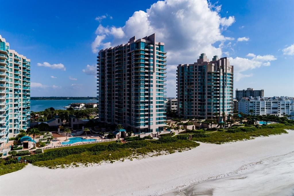 For Sale: $1,975,000 (3 beds, 2 baths, 1942 Square Feet)