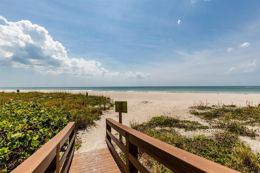 For Sale: $1,975,000 (3 beds, 2 baths, 1942 Square Feet)