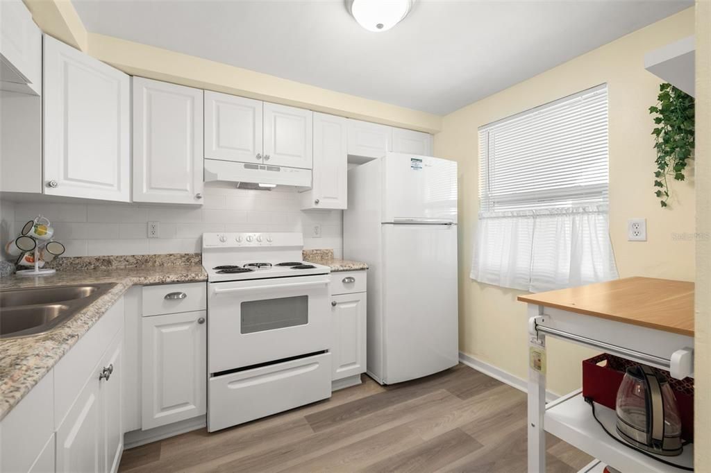 For Sale: $123,000 (2 beds, 1 baths, 831 Square Feet)