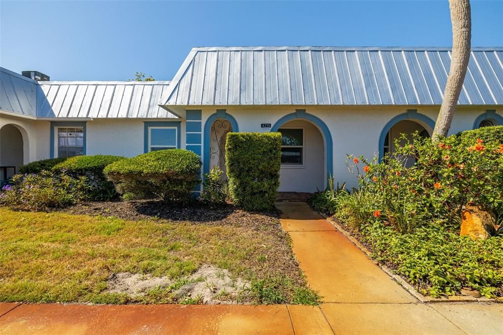 Welcome home to this adorable 2 bedroom condo located just a coupled miles from downtown New Port Richey
