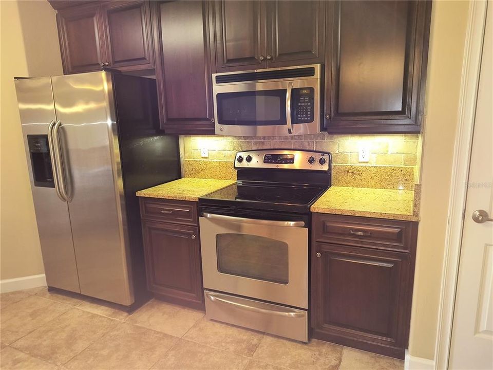 Kitchen, wood cabinetsgranite counters