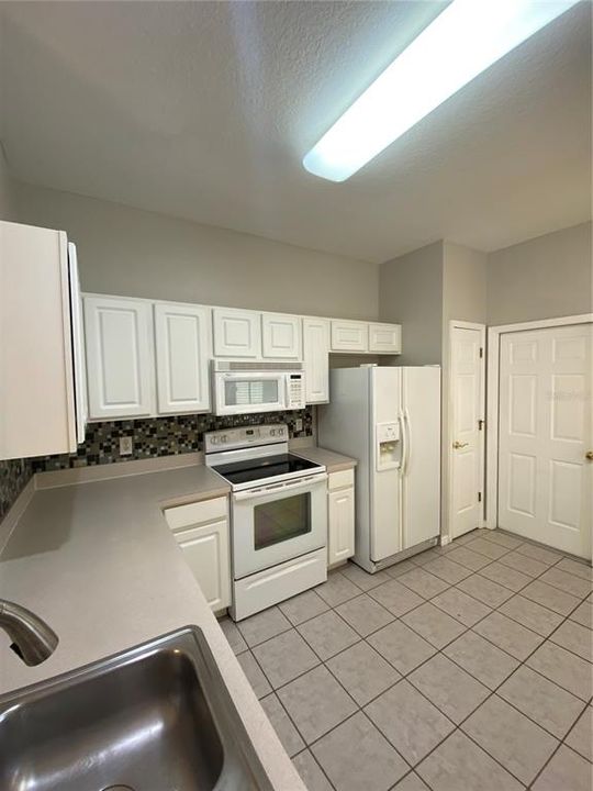 Active With Contract: $1,950 (2 beds, 1 baths, 1272 Square Feet)