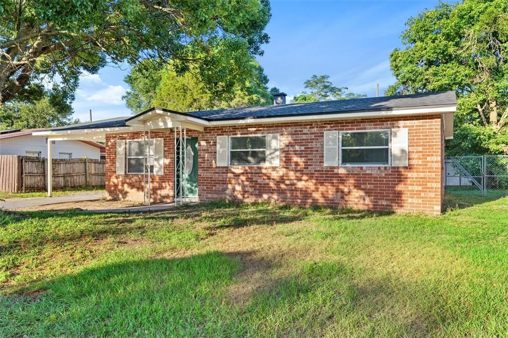 Active With Contract: $245,000 (3 beds, 2 baths, 1064 Square Feet)