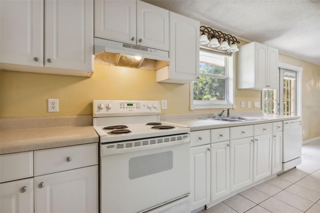 Active With Contract: $400,000 (3 beds, 2 baths, 1431 Square Feet)