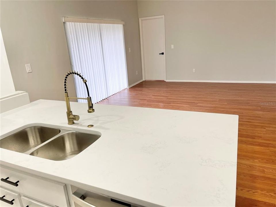 Vendido Recientemente: $299,900 (2 camas, 2 baños, 1150 Pies cuadrados)