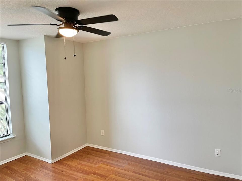 Active With Contract: $299,900 (2 beds, 2 baths, 1150 Square Feet)