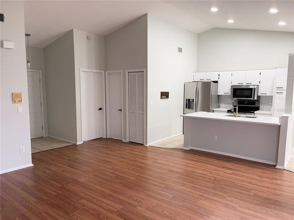 Active With Contract: $299,900 (2 beds, 2 baths, 1150 Square Feet)