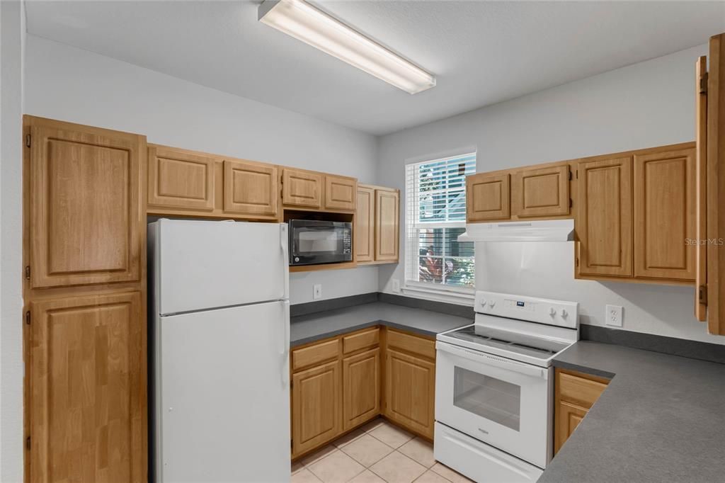 Active With Contract: $167,000 (1 beds, 1 baths, 883 Square Feet)