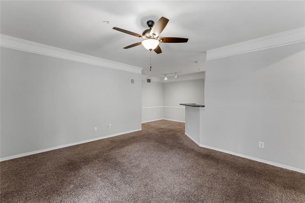 Active With Contract: $167,000 (1 beds, 1 baths, 883 Square Feet)