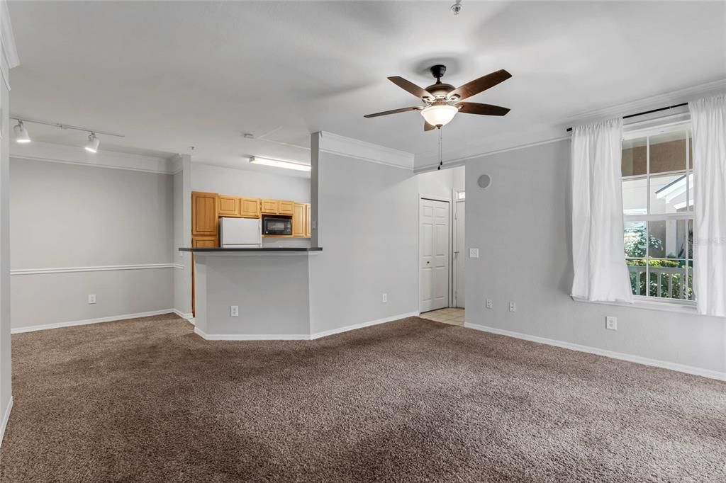 Active With Contract: $167,000 (1 beds, 1 baths, 883 Square Feet)