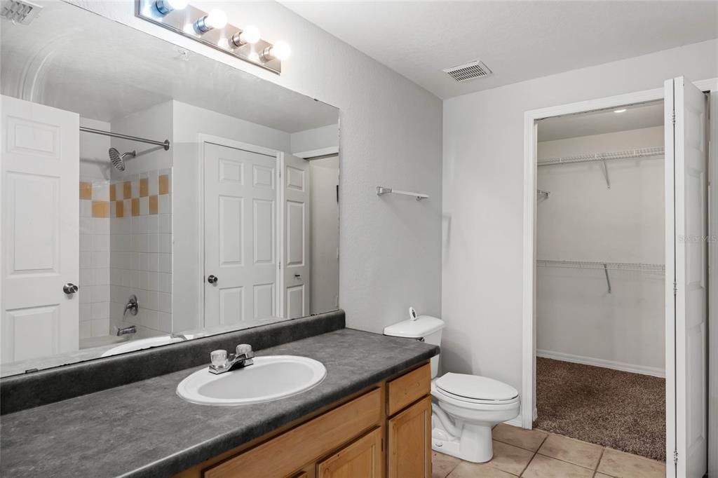 Active With Contract: $167,000 (1 beds, 1 baths, 883 Square Feet)