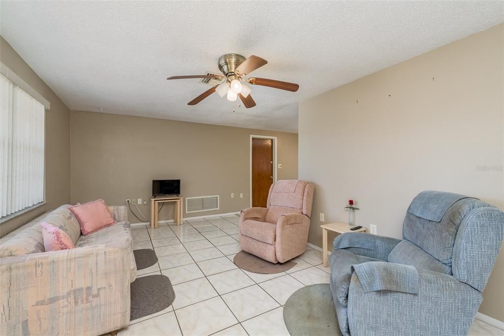 Active With Contract: $200,000 (2 beds, 1 baths, 864 Square Feet)