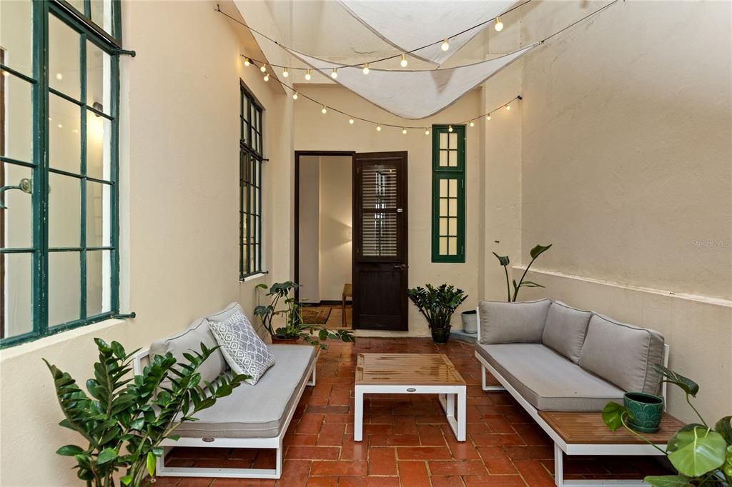 Recently Sold: $850,000 (2 beds, 2 baths, 1251 Square Feet)