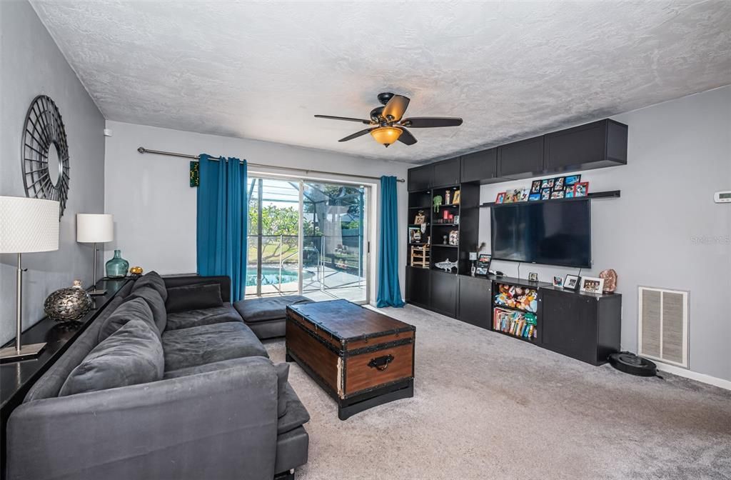 Active With Contract: $344,900 (2 beds, 2 baths, 936 Square Feet)