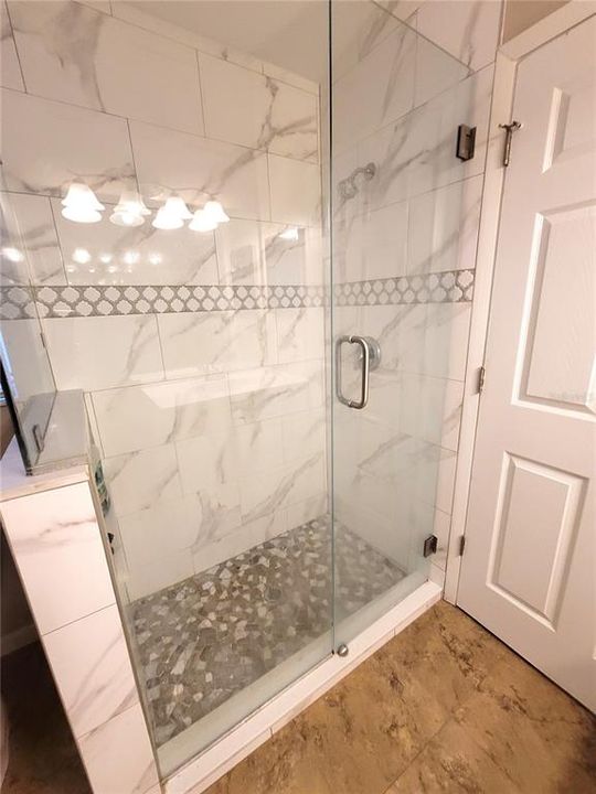 w/ glass shower