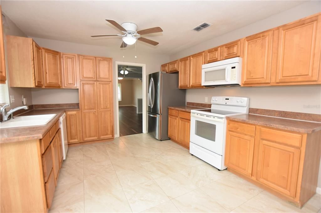 Active With Contract: $1,625 (2 beds, 2 baths, 1376 Square Feet)