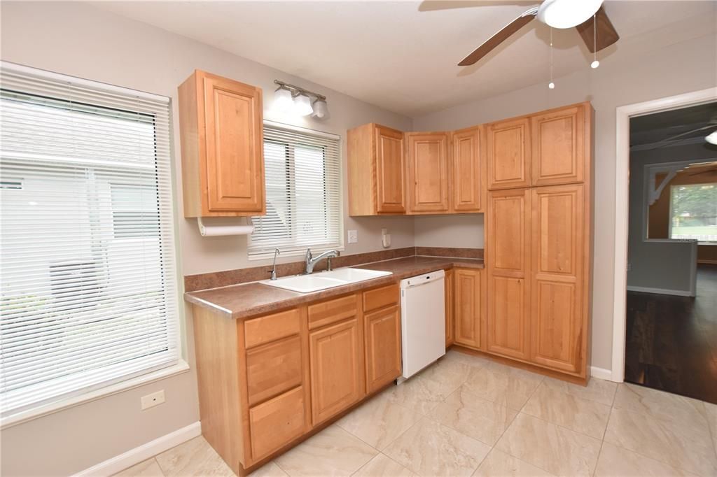 Active With Contract: $1,625 (2 beds, 2 baths, 1376 Square Feet)
