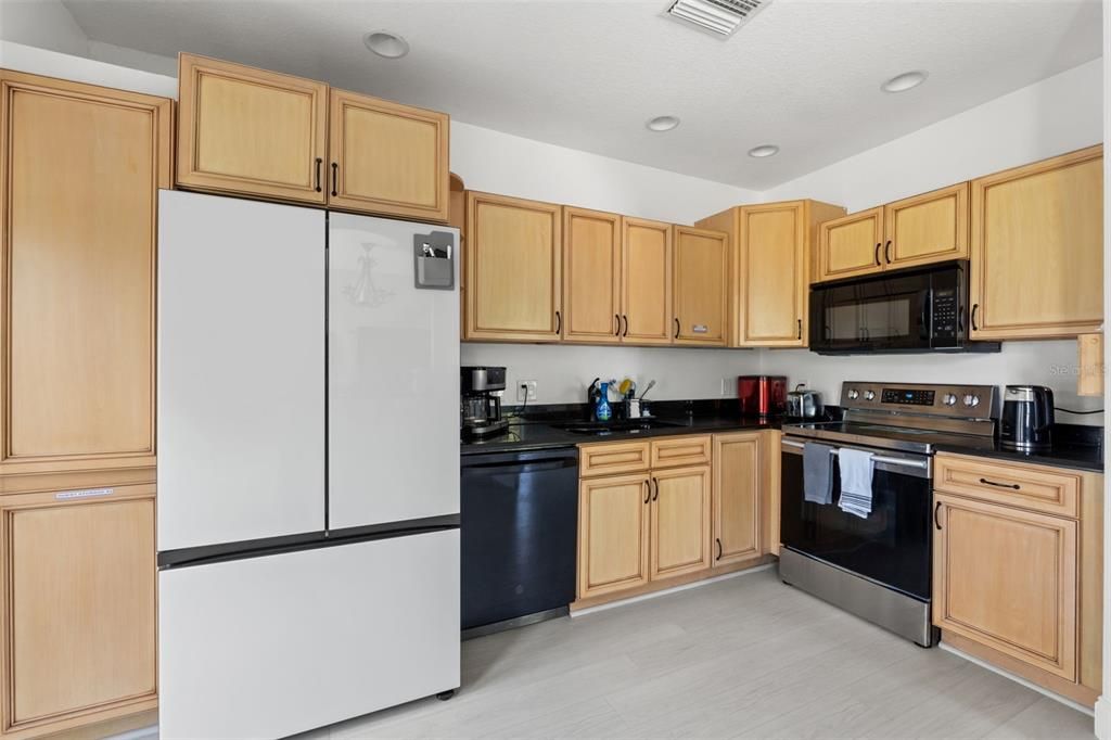 Active With Contract: $315,900 (4 beds, 2 baths, 1464 Square Feet)