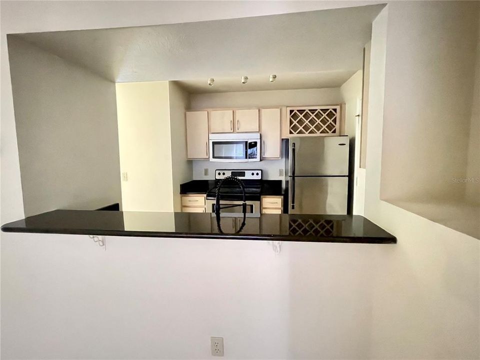 Active With Contract: $1,325 (1 beds, 1 baths, 678 Square Feet)