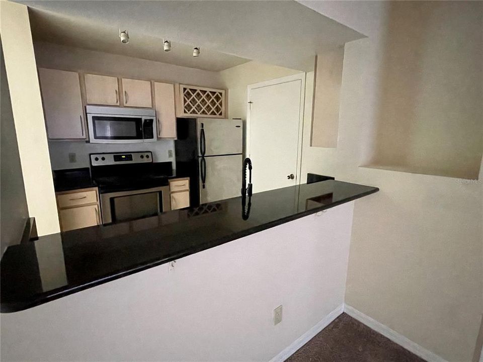 Active With Contract: $1,325 (1 beds, 1 baths, 678 Square Feet)