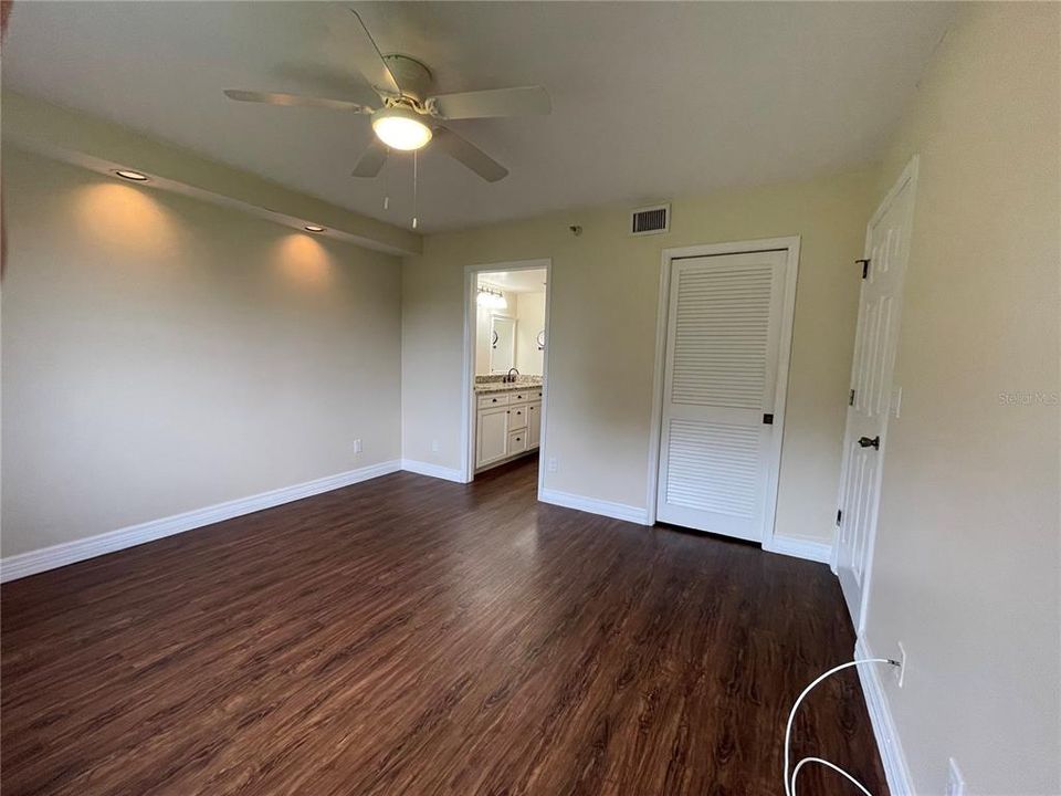 For Sale: $235,000 (2 beds, 2 baths, 978 Square Feet)