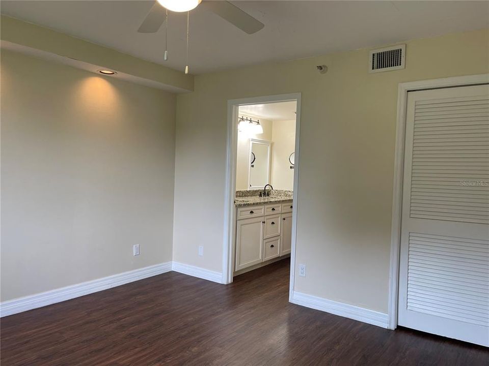 For Sale: $235,000 (2 beds, 2 baths, 978 Square Feet)