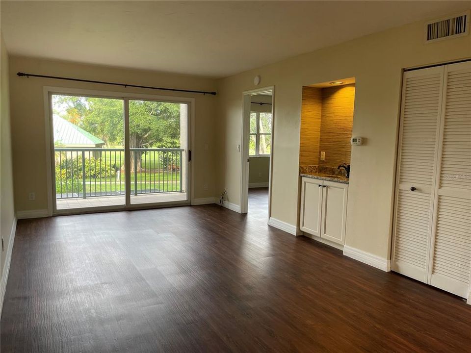 For Sale: $235,000 (2 beds, 2 baths, 978 Square Feet)