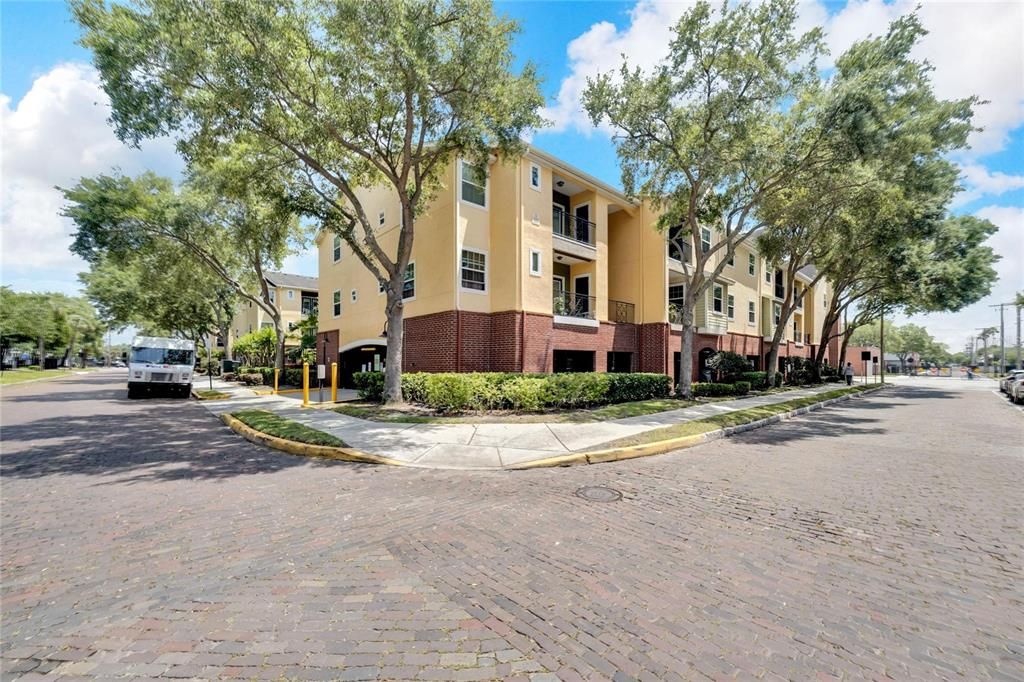 Active With Contract: $219,000 (1 beds, 1 baths, 1044 Square Feet)