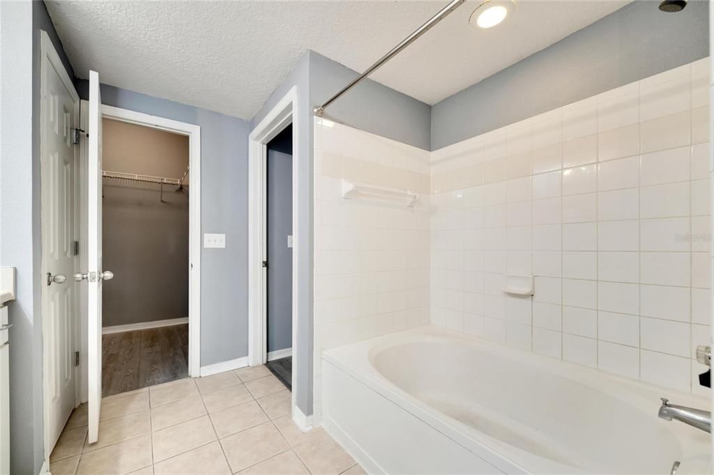 Active With Contract: $219,000 (1 beds, 1 baths, 1044 Square Feet)