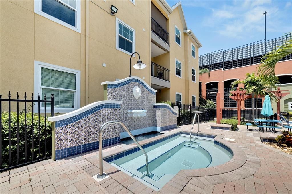 Active With Contract: $219,000 (1 beds, 1 baths, 1044 Square Feet)